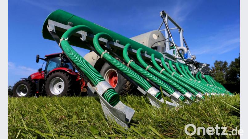 Ein Traktor mit Schleppschuhverteiler: Mitglieder des Landwirtschaftsausschusses des Bayerischen Landtags informierten sich über die Möglichkeiten und Grenzen bodennaher Gülleausbringung. Symbolbild: Karl-Josef Hildenbrand/dpa