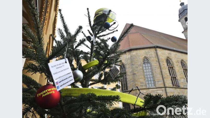 Der Christbaum der Feuerwehr hat einen prominenten Platz vor dem Rathaus. Bild: Petra Hartl