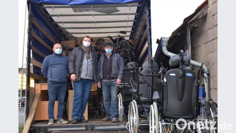 Georg Beck (rechts) organisiert eine Ladung voller Hilfsgüter für die Ukraine. Der Amberger Inhaber eines Sanitätshauses, der Matthias Hahn, spendierte viele Rollstühle und Krankenhausbetten für die Caritas in dem osteuropäischen Land. Bild: oe