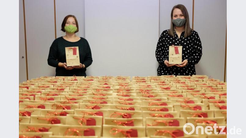 Unter dem Motto „15 Minuten Weihnachten in der Tüte“ verpackten Veronika Gabler und Eva Strebl 250 Weihnachtsüberraschungen für die Mitglieder des KFB Teunz. Die Vorstandschaft hatte sich mit der Aktion zum zielgesetzt auch in Coronazeiten ein wenig adventliche Stimmung zu verbreiten. Bild: tkr
