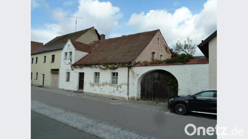 Leerstände gibt es in der Innenstadt von Oberviechtach mehrere, wie beispielsweise auch in der Klostergasse (Bild) hinterm Rathaus. Mit dem Kommunalen Entwicklungsfonds hat die Verwaltung ab 2021 eine städtebauliche Handhabe, um flexibler auf die Altstadtentwicklung einwirken zu können. Bild: Portner