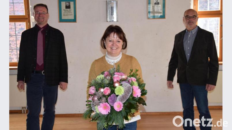 Nach 26 Jahren wurde die allseits beliebte Mitarbeiterin des Marktes Hohenburg in die Freistellungsphase verabschiedet. Dass Kassenwesen und die Rentenangelegenheiten war in all den Jahren ihr Ressort gewesen. Hinten links Bürgermeister Florian Junkes, rechts Geschäftsleiter Theo Fochtner. Bild: bö