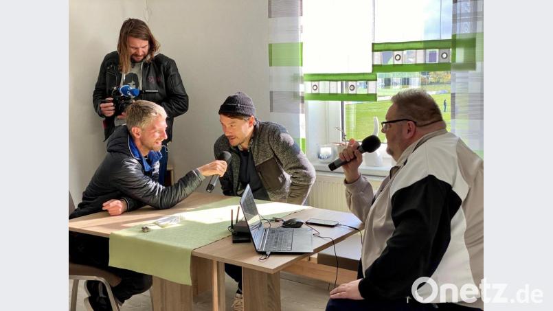 Die Woidboyz Andi Weindl, Uli Nutz und Bastian Kellermeier zu Besuch bei Armin Eckert (von links) und Radio Dumba. Bild: BR/Eva Schatz