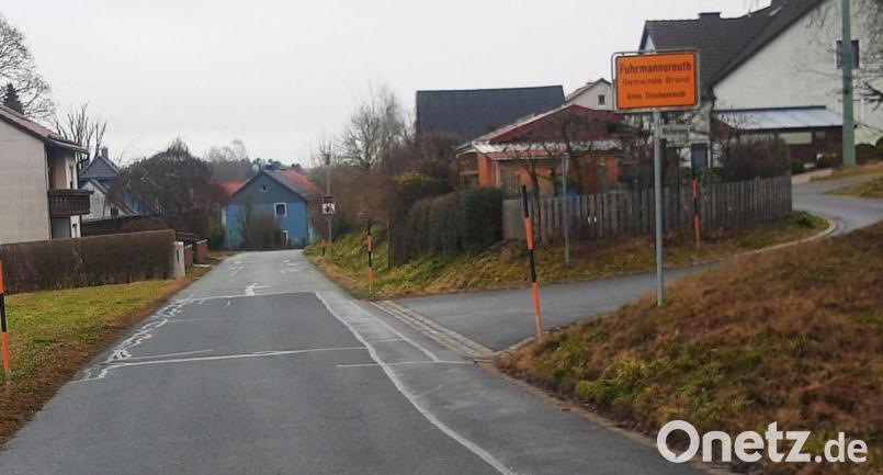 Hier an der Einfahrt nach Fuhrmannsreuth soll das Tempo durch zwei Halbinseln verlangsamt werden. Umsetzung im Zuge des Ausbaus der Straße Bild: ld