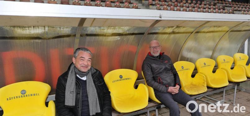 Pfarrer Matthias Weigart (links) von der Paulanergemeinde und Wolfgang Wrosch, (2. Vorsitzender des TV 1861 Amberg, hatten sich auf der Trainerbank schon auf die Gottesdienste im FC-Stadion gefreut. Wegen des verschärften Lockdowns wird nun aber nichts daraus. Bild: Wolfgang Steinbacher