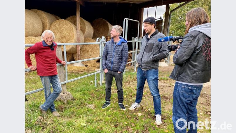 Wolfgang Schumann erzählt den Woidboyz Andi Weindl, Bastian Kellermeier und Uli Nutz (von links) von seinem außergewöhnlichen Hobby. Bild: BR/Eva Schatz