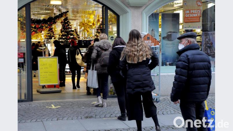 Das hat es schon lange nicht mehr gegeben: Warteschlangen in der Altstadt. Bild: Stephan Huber
