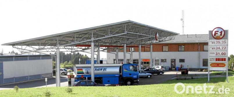 Tanktourismus nach Tschechien verboten: Das Sparen einiger Cent kann in Corona-Zeiten teuer werden. Bild: Grüner