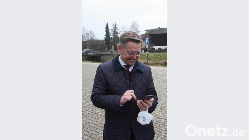 Als Erster zückte Kreisrat und MdL Tobias Reiß das Smartphone, um 500 Euro an &quot;Forum Falkenberg – Freunde der Burg&quot; per Echtzeitüberweisung weiterzuleiten. Bild: wro