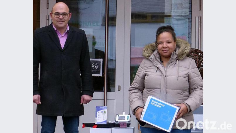 Eine kleine Überraschung hatte Bürgermeister Johannes Schmid für Kindergartenleiterin Jessica Thomas parat. Für die Hygienemaßnahmen in der Kindertagesstätte konnten verschiede Hilfsmittel überreicht werden. Bild: lgc