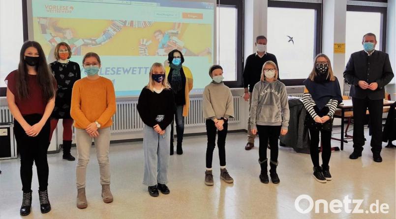 Im Rahmen des bundesweiten Vorlesewettbewerbs der sechsten Klassen setzte sich Magdalena Werner (vorne, Dritte von links) beim Schulentscheid des JAS-Gymnasiums Nabburg durch. Mit ihr freuten sich die Finalistinnen Leonie Eckert, Lea Wachtel, Cecilia Grundler, Victoria Buchheit und Sophia Rädel (vorne, von links) über Buchpreise. Schulleiter Christian Schwab (hinten, Dritter von links) gratulierte gemeinsam mit dem Juryteam Birgit Wilnauer, Christine Wesnitzer, Bürgermeister Frank Zeitler (hinten, von links) zu dieser tollen Leistung. Bild: Maresa Hottner/exb
