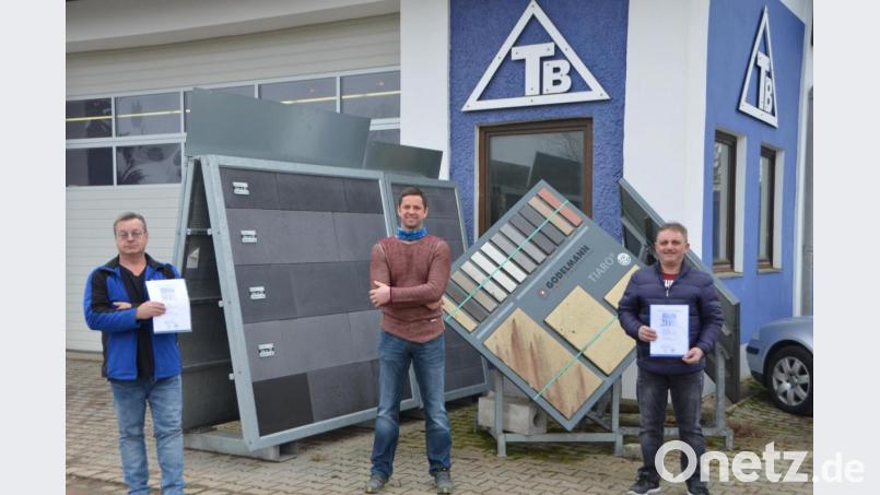 Firmenchef Michael Töppel (Mitte) weiß treue und loyale Mitarbeiter zu schätzen: Andreas Scheck (links) ist seit 30 und Stefan Müssig (rechts) seit 20 Jahren bei der Firma Töppel Bau beschäftigt. Bild: dob