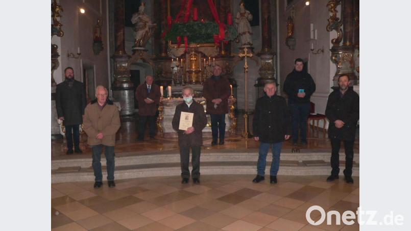 Als langjährige MMC-Mitglieder wurden (vorne, von links) Ludwig Berger, Karl Fleischer, Alois Elsner und Johann Hösl geehrt. Ihnen gratulierten (hinten, von links) Obmann Michael Rahm, Zentralpräses Josef Schwemmer, Pfarrer und Ortspräses Alfons Kaufmann sowie Kaplan und Neumitglied Florian Frohnhöfer. Bild: nid