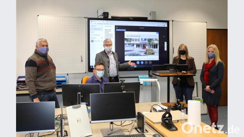 IT-Spezialist Siegfried Dötterl, EDV-Fachmann und Lehrer Norbert Herrmann, Bürgermeister Johannes Reger sowie EDV-Lehrerin Veronika Dostler-Oswald und Rektorin Sabine Graser vor ein er der nagelneuen digitalen Tafel. Bild: JOCHEN NEUMANN 
ERBENDORF