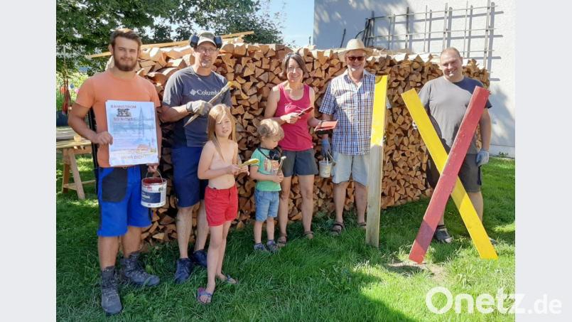 Zahlreiche kleine und große Unterstützer der IG &quot;Bahnstrom - so nicht!&quot; waren bei der Aktion mit den Andreaskreuzen mit dabei. Bild: no