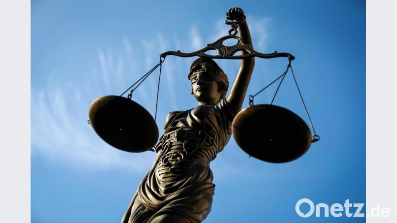 Weil ein Angeklagter der Geschädigten das Schmerzensgeld in Höhe von 1000 Euro nicht zahlte, steht er nun wegen Betrug wieder vor Gericht. Symbolbild: David-Wolfgang Ebener/dpa