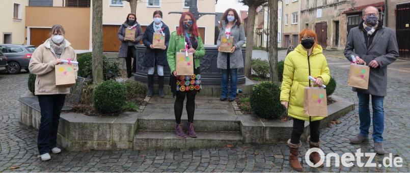 „Das ist eine tolle Idee“ freute sich Bürgermeister Roman Schäffler (rechts) bei der Vorstellung der Aktion „Christkind-Kreativ-Tüten“. Susanne Vonhoff, Judith Schliermann, Christine Schubert, Jessika Wöhrl-Neuber, Kerstin Graf und Deborah Bregler (von links) haben sich sehr viel Mühe gemacht. Bild: jzk
