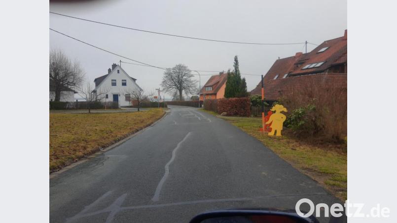 In Neubrand an der Einmündung der Tannenstraße gilt demnächst "Rechts vor links". Ein Schild wird darauf ein halbes Jahr lang hinweisen. Bild: ld