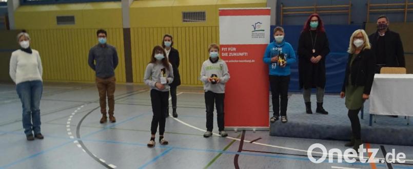 Schulleitung, Klassenleiter und Jury-Mitglieder zeichneten die besten Vorleser an der Mittelschule aus. Bild: Gabriela Beer