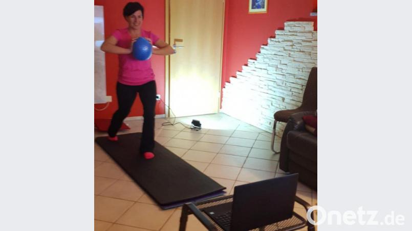 Von ihrem Heimstudio aus leitete Hebamme Hedwig Arnold die digitale Rückbildungsgymnastik. Bild: jzk