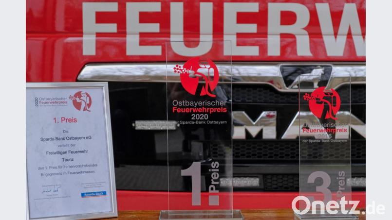 Neben dem Preisgeld gab es für den ersten Platz beim Ostbayerischen Feuerwehrpreis 2020 ein Urkunde und eine Erinnerungstafel aus Glas, hier zusammen mit dem &quot;kleinen Bruder&quot; von 2016. Bild: tkr