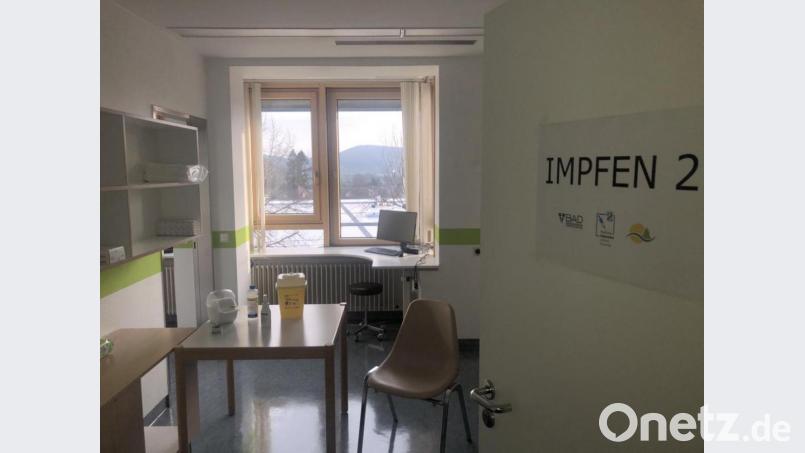Alles ist vorbereitet. Das Impfen könnte beginnen. Unser Bild zeigt einen Blick in einen der vier verfügbaren Impfräume. Bild: Manuel Lischka (Landratsamt Schwandorf)/exb