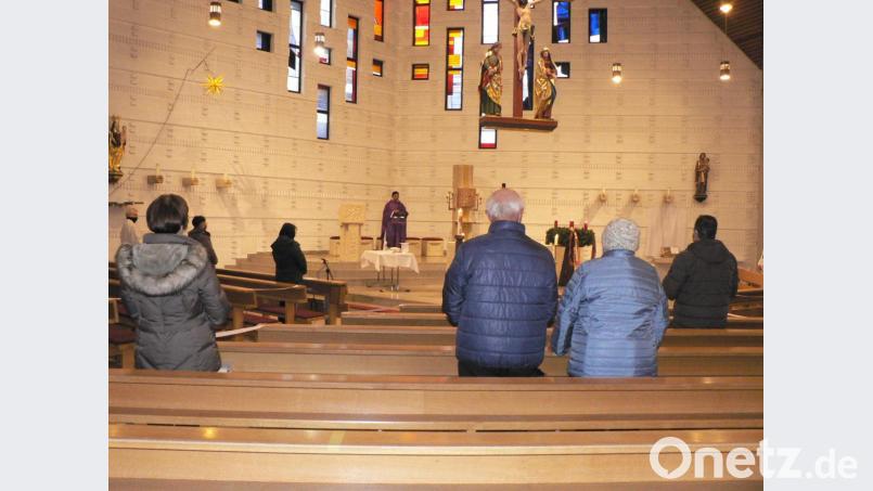 Anstatt der geplanten Adventsfeier zelebriert Pfarrer Augustin Lobo mit den Senioren der Pfarrei einen besinnlichen Gottesdienst. Bild: lep
