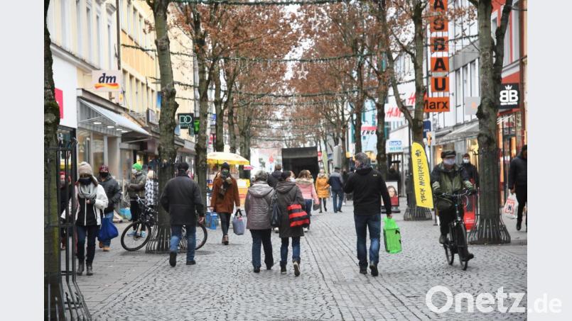 Die letzten Weihnachtseinkäufe vor dem zweiten Corona-Lockdown: Am Montagvormittag war die Weidener Innenstadt (hier die Max-Reger-Straße) gut frequentiert. Bild: Gabi Schönberger