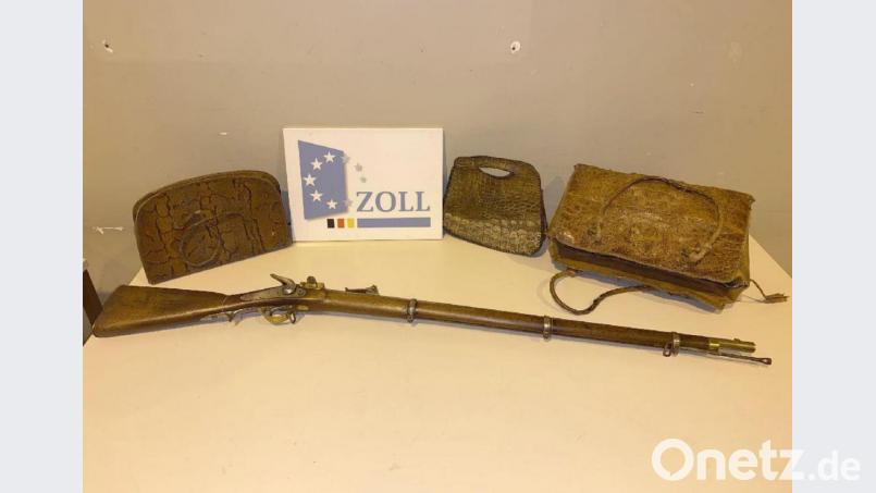 Versteckt in Umzugskartons entdeckte der Zoll im Kreis Schwandorf eine schusssichere Flinte und Handtaschen aus Schlangen- und Krokodilleder. Bild: Hauptzollamt Regensburg