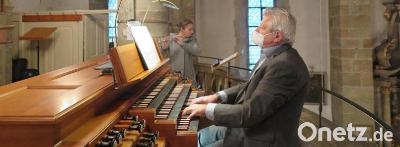 Alina Heining an der Querflöte und Josef Zaglmann an der Orgel spielten am dritten Adventssonntag beim Rorate in der Stadtpfarrkirche. Bild: jzk