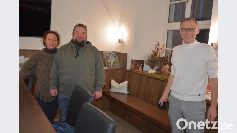 Kerstin und Matthias Frank (von links) hoffen auf Unterstützung bei der Sanierung des Mitterhofs. Bürgermeister Bernd Sommer war vom Projekt begeistert. &quot;Ich freue mich schon jetzt auf meinen Kuchen als Verzinsung.“ Bild: jr