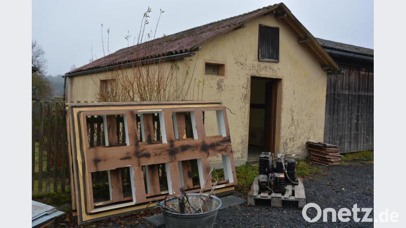 Die Inneneinrichtung wurde ausgebaut. Das 1956 errichtete Häuschen, im Hintergrund, geht an die Familie Schreyer zurück. Bild: jr