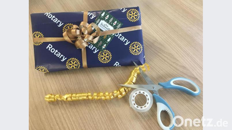 Insgesamt für 3300 Euro packten die Weidener Rotarier Päckchen und erfüllten so persönliche Wünsche. Bild: Rotary Club Weiden
