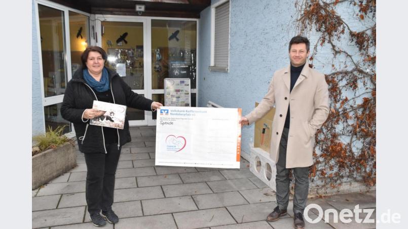 Ein Herz für Tiere hat Landtagsabgeordneter Christoph Skutella. Neben mehreren anderen Organisationen bedachte er auch den Tierschutzverein mit einem Teilbetrag seiner Diätenerhöhung und übergab einen Scheck an Mariele Junak. Bild: hcz