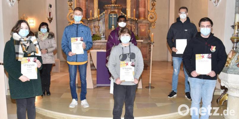 Ministrantenverabschiedung (von links): Alina Fenk, Ministrantenbetreuerin Veronika Falk, , Lucas Meier, Pfarrvikar Thomas Sanikomula, Lukas Schierl, Florian Reich und Tobias Schierl. Es fehlt Tilmann Holzner. Bild: no