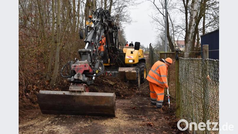 Beim Eislaufplatz sind Bauhofmänner im Einsatz. Bürgermeister Michael Göth und Bauhofleiter Erwin Thurner beobachten im Hintergrund das Geschehen. Bild: Andreas Royer