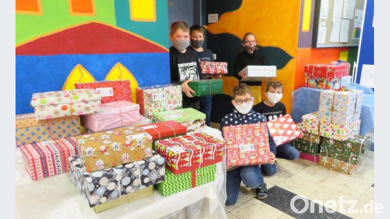 Die Konnersreuther Grundschüler packten kräftig mit an, als es galt den Lastwagen von humedica mit bunten Päckchen zu beladen. Noch vor Weihnachten sollen die Kinder Osteuropas die Weihnachtsgeschenke aus Konnersreuth erhalten. Bild: jr