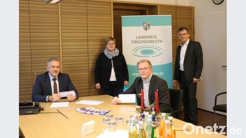 Landrat Roland Grillmeier, Pia Stevens vom Initiaktivkreis, Personalratsvorsitzender Max Bindl und der Leiter der Personalverwaltung Walter Brucker (von links) stellten die Gastronomie-Gutscheinaktion des Landratsamts vor. Bild: Claus Oberndorfer/Landratsamt Tirschenreuth/exb