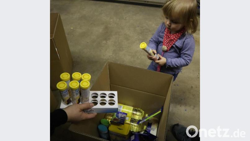 Eine Familie verzichtet bei den Erwachsenen auf Geschenke. Sie packten mit ihren Kindern Kartons selbst. Die Kinder halfen dabei mit und sahen genau, welche Produkte die ärmeren Leute zu Weihnachten bekommen. Bild: wrm