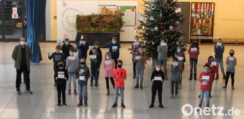 Mit einer Weihnachtspost will die Klasse 5a des Gymnasiums mit Religionslehrer Werner Dobmeier (links) den Bewohnern des BRK-Seniorenheims Eschenbach eine Freude bereiten. Bild: do