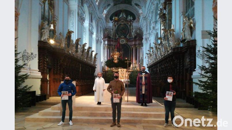 In der vorderen Reihe (von links) Valentin Schmeller, Jakob Rustler und Sebastian Boll sowie hinten (von links) Gertrud Hankl und Pfarrer Thomas Vogl. Bild: P. John Gali/exb