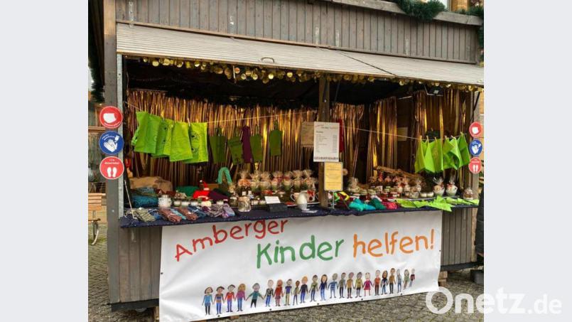 Am Stand von Amberger Kinder helfen gab es Allerlei: „Amberger-Kinder-helfen“ Tassen und Müslischalen, Honig aus der Region, Olivenöl aus Griechenland, Socken, Schals und Marmelade. Bild: Anne Wagner/exb