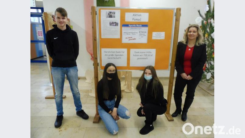 Die Schülersprecher (von links) Michael Rumpler, Marie Held und Nicole Chernous freuen sich mit Verbindungslehrerin Nadja Wendl (rechts) über das Sammelergebnis für die Aktion Pomoc.. Bild: ibj