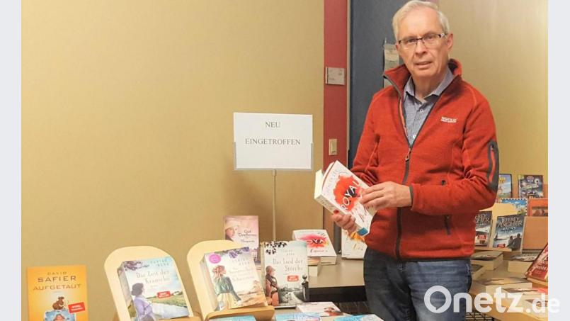 Das Bild zeigt Büchereiarbeitskreismitglied Hans Müllhofer in der Stadt- und Schulbücherei. Bild: tu