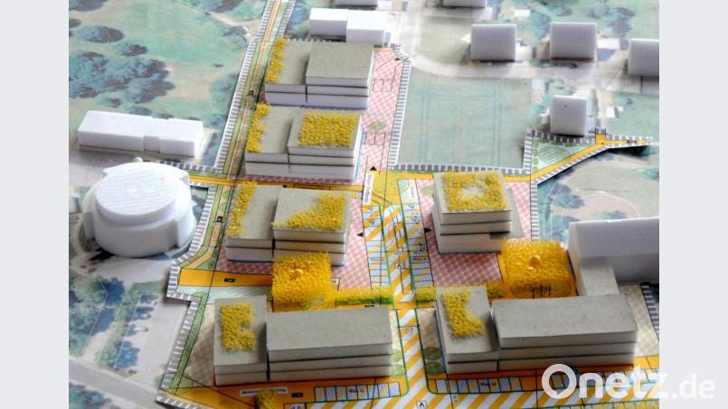 Das Modell des Kümmersbrucker Senioren-Wohnparks am Rathaus: Zwischen dem Rathaus-Rundbau (links) und dem AWO-Seniorenheim (vorne rechts) entstehen drei Wohnblöcke (Bildmitte), rechts daneben in dem quadratischen Bau soll unter anderem ein Kindergarten Platz finden und im Vordergrund sind ein Dienstleistungszentrum sowie eine Erweiterungsmöglichkeit für die AWO zu sehen. Bild: Stephan Huber
