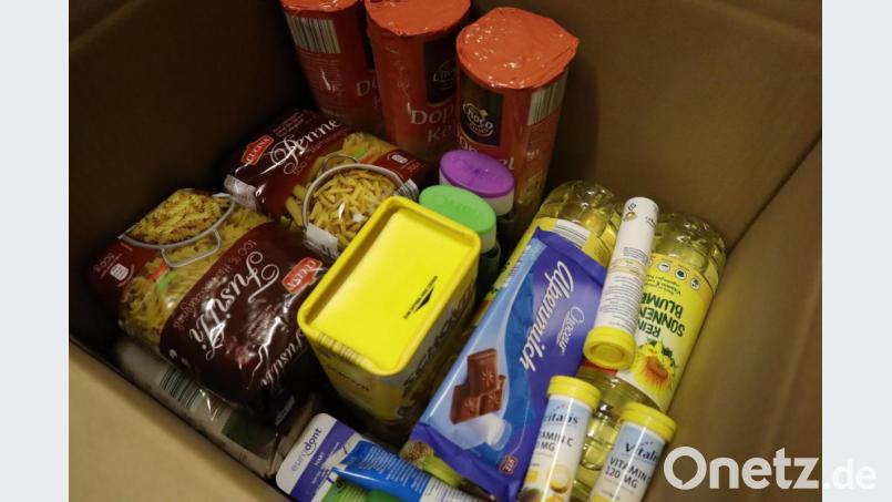 Etwa 15 Kilogramm wiegt ein solches Lebensmittelpaket. Neben Nudeln, Kakao und Keksen sind auch Zahnbürsten und ein Geschenk für Kinder im Karton. Bild: wrm