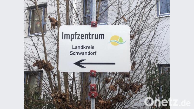 Nicht zu verfehlen: Der Weg zum Impfzentrum ist beschildert. Bild: Manuel Lischka (Landratsamt Schwandorf)/exb