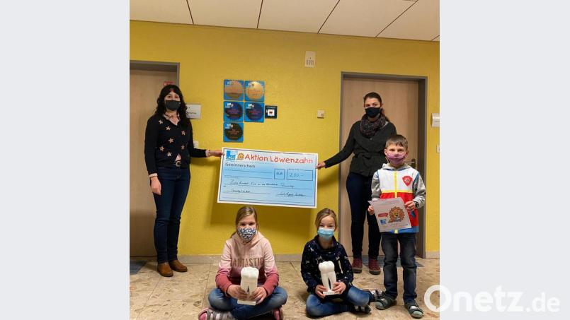 Mit Grüßen und Glückwünschen der örtlichen Zahnärztin Dr. Ingrid Kirchberger überreichte die stellvertretende Schulleiterin Birgit Enders (links) den Scheck in der Grundschule. Bild: Bernadette Stock