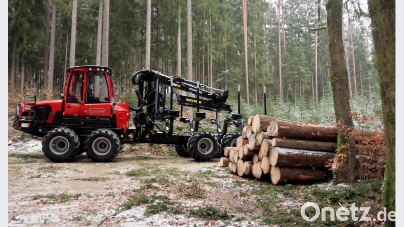 Erster Arbeitseinsatz: Aus unwegsamem Gelände chauffierte Florian Frank mit seinem neuen Forwarder geschlagenes Holz zu einem befestigten Waldweg für den späteren Abtransport durch Langholzwagen. Bild: bsc