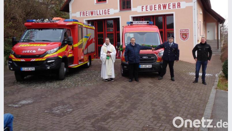 Bei der Segnung und Schlüsselübergabe (von links): Pfarrvikar Christian Preitschaft, Bürgermeister Peter Dotzler, Kommandant Georg Wisneth und Tobias Milde (Firma Milde). Bild: dpe